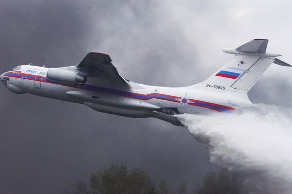 Extinguishing a fire with the help of an IL-76 aircraft
