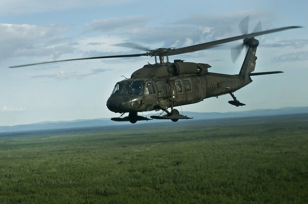 Helicóptero en vuelo sobre el bosque