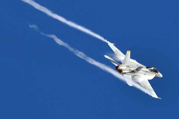 Avion de chasse bombardier Stormtrooper trace dans le ciel