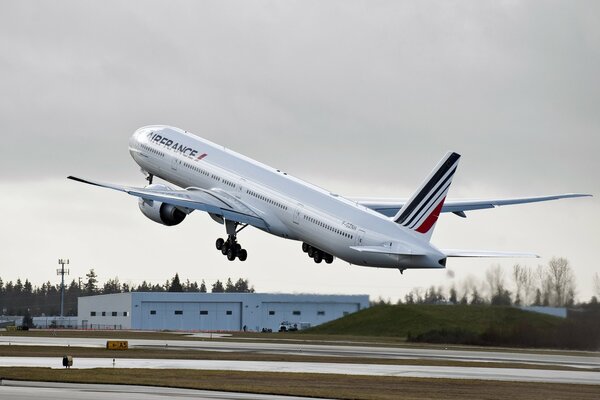 Avion de ligne sur la piste