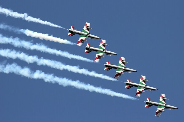 Espectáculo aéreo. Grupo de lona de la fuerza aérea italiana