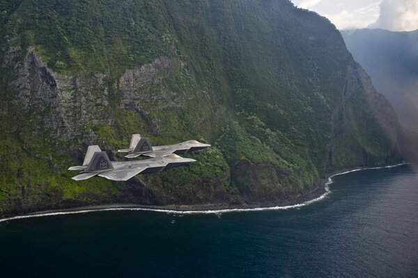 Volo del caccia raptor f-22 al largo della costa