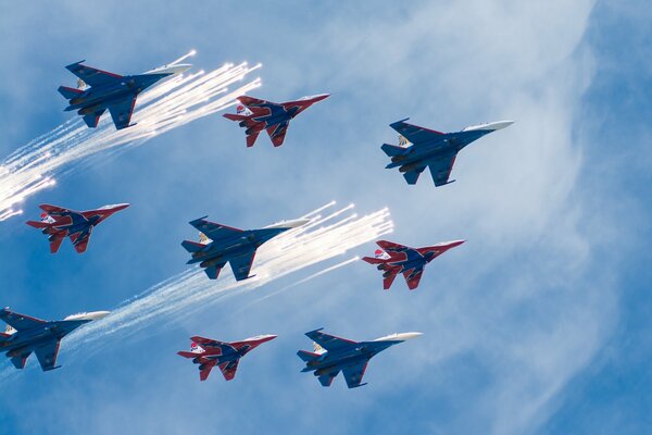 Kunstflug-Gruppe von Kampfjets russische Ritter