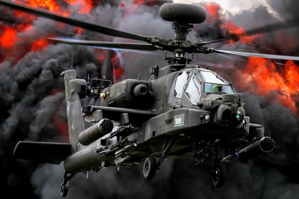 Helicóptero de ataque Apache en medio de fuego y humo