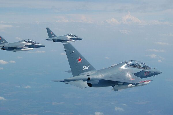 3 Sturmtruppen fliegen in Wolkenhöhe in den Himmel