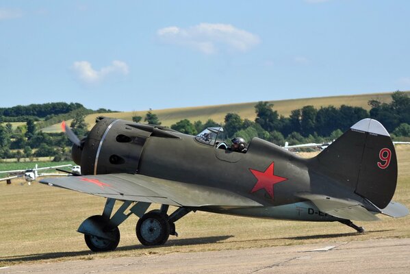 The i-16 plane stands at the runway on a sunny day