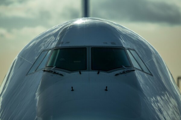 Vista frontal del avión Boeing