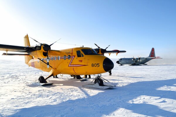 Avión amarillo esquiando en la nieve en invierno