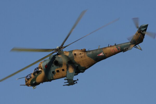 Hélicoptère militaire dans un ciel sans nuages