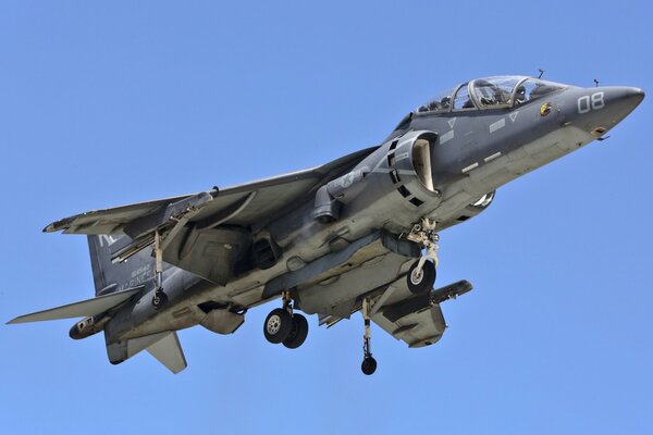 Un avion d attaque militaire vole dans le ciel