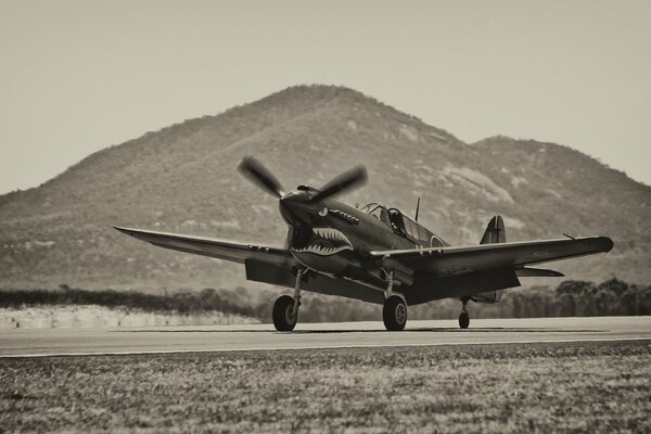 Chasseur p-40 Warhock à l aérodrome dans les montagnes