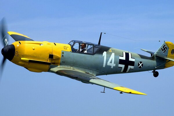 Un vecchio aereo. Aereo da caccia. Aereo nel cielo. Aereo in guerra