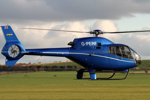 Hélicoptère léger polyvalent ec120b sur la pelouse verte