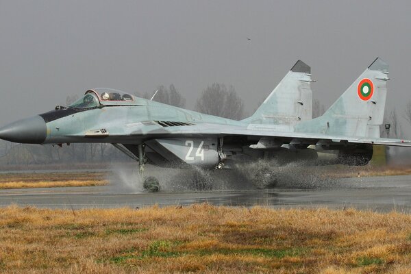 Mehrzweckjäger mig-29 setzt sich aufs Wasser