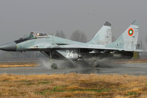 Wielozadaniowy myśliwiec MiG - 29 ląduje na wodzie