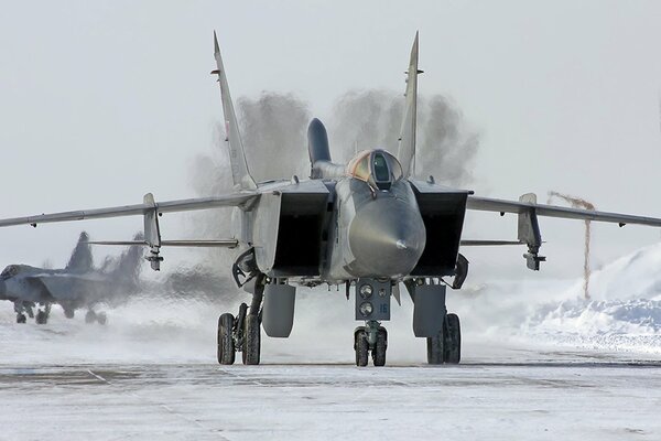 Ein Abfangjäger der Luftwaffe, ein militärischer Samalet, ist auf der Winterstraße zum Start gegangen