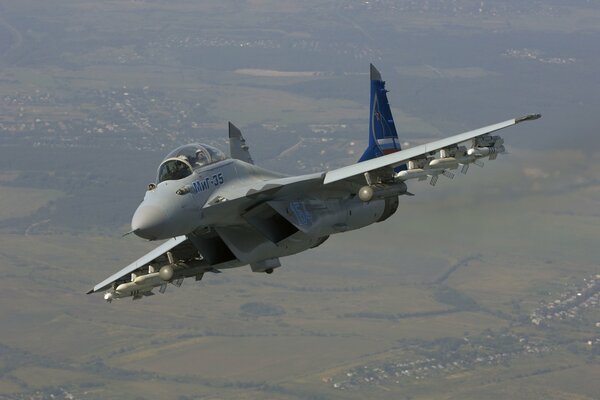 Caza ruso MIG-35 de cuarta generación en vuelo