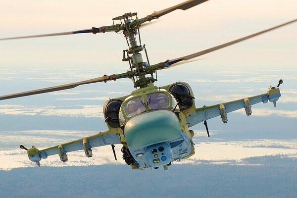 Flug im Winter mit dem Kampfhubschrauber ka-52