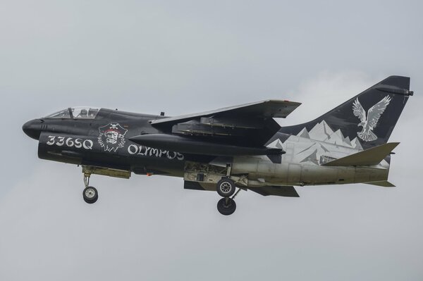 Avion décoré a - 7N vole dans le ciel gris