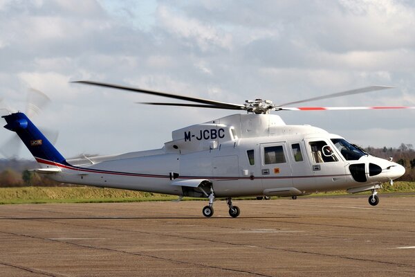 Der abhebende Hubschrauber ist Sikorski. s- 76 mit Hubschrauberlandeplatz