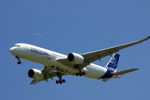 El Airbus A350-900 grande vuela en el cielo azul