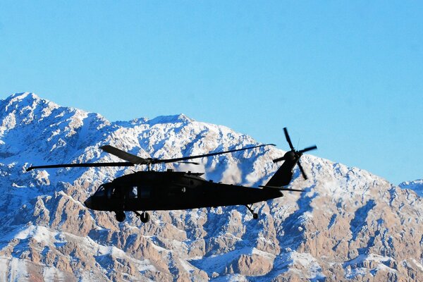 Hubschrauber-Landung auf schneebedeckten Bergen