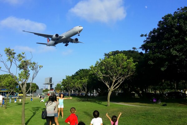 Start der Boeing Blick vom Boden des Sturmgewehrs in den Himmel