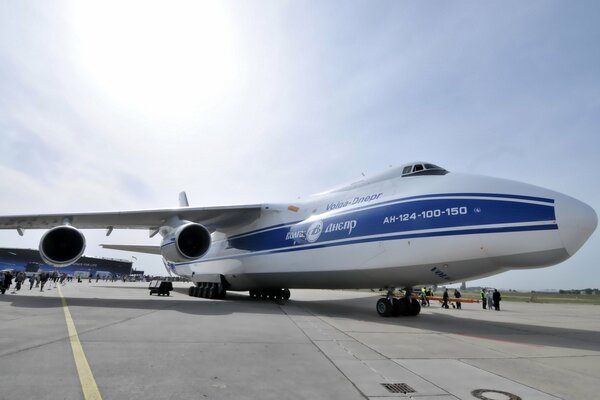 Avión de transporte an-124 en la pista