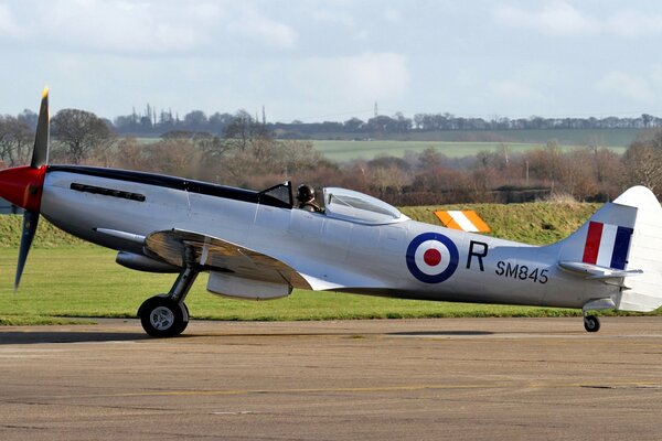 Английский истребитель spitfire fr. xviiie