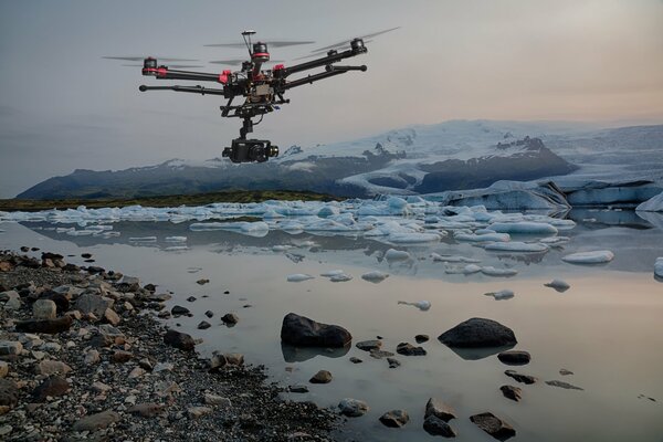 Helicóptero no tripulado sobre un río congelado