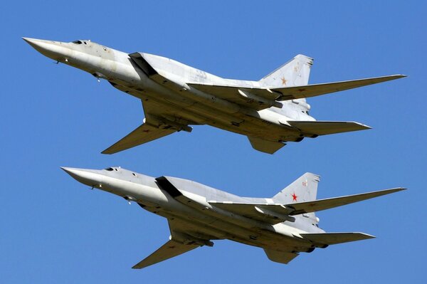 Bombardero supersónico de largo alcance tu-22 en el cielo