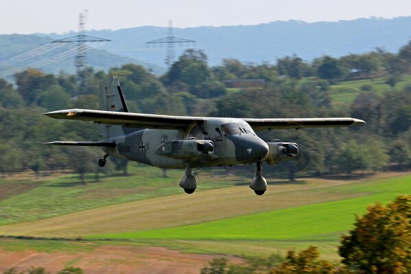 Y 28d skyservant deutsches Flugzeug fliegt über Felder