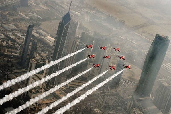 Flechas rojas vuelan en el cielo sobre la ciudad