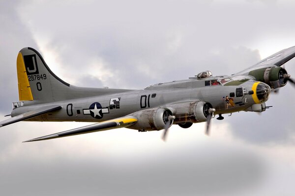 Vuelo de un bombardero b-17 o una fortaleza voladora