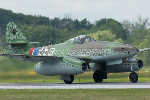 Kampfjet Messerschmitt auf dem Flugplatz