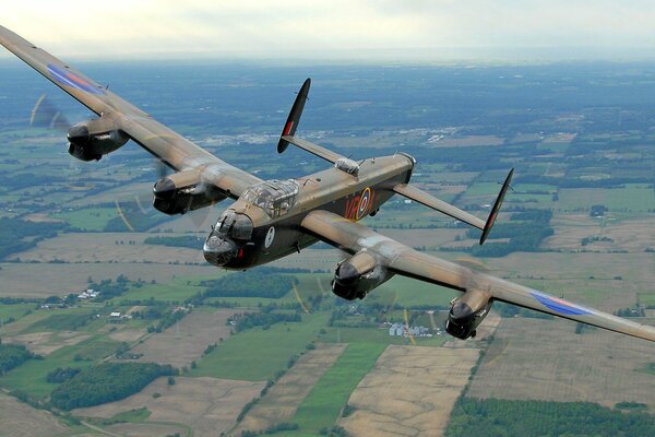 Volo dell aereo bombardiere Avro Lancaster