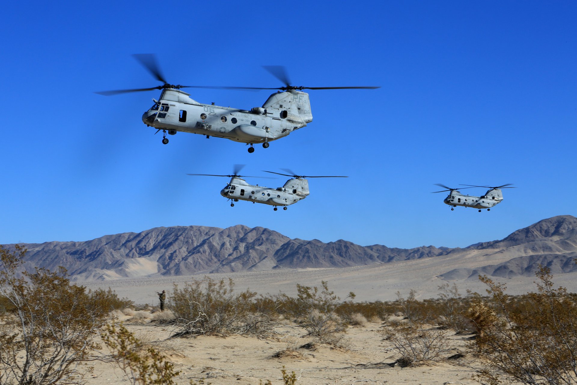 himmel amerikanisch militärtransporthubschrauber boeing-hubschrauber ch-46 si knight boeing-hubschrauber ch-46 sea knight berge sand strauch