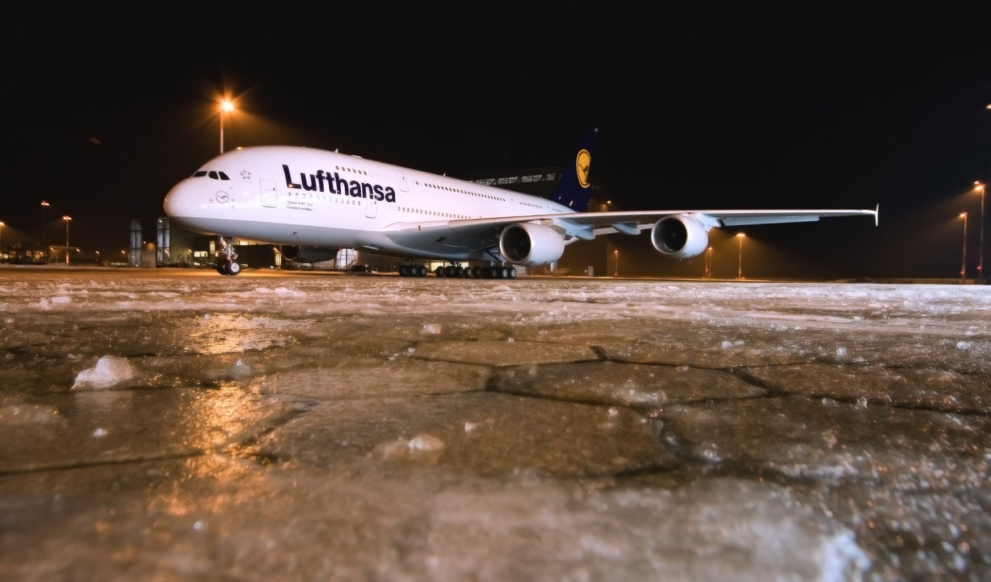 lufthansa аэробус а380 ночь авиалайнер самолет зима лед аэропорт