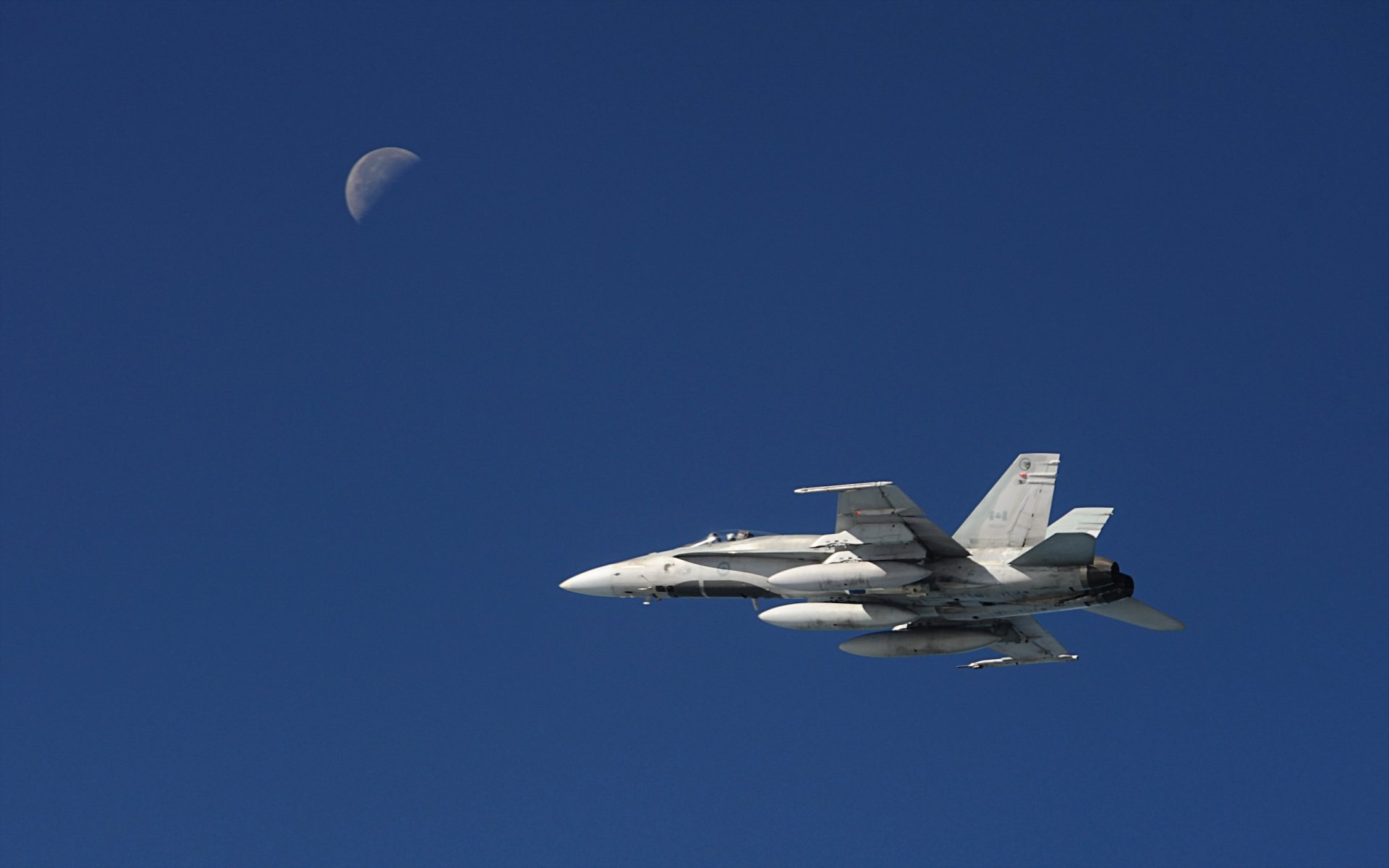 cf18 avión armas