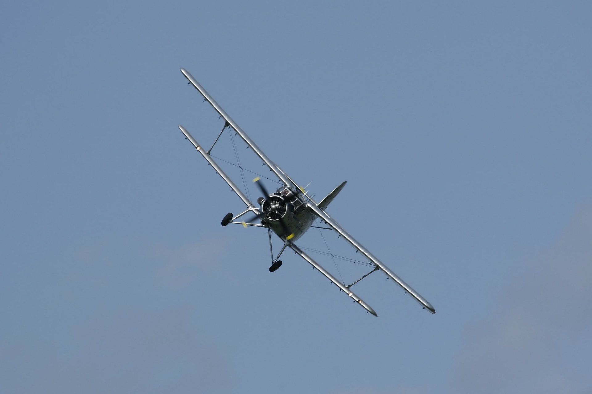 antonov an-2 multipropósito avión biplano cielo