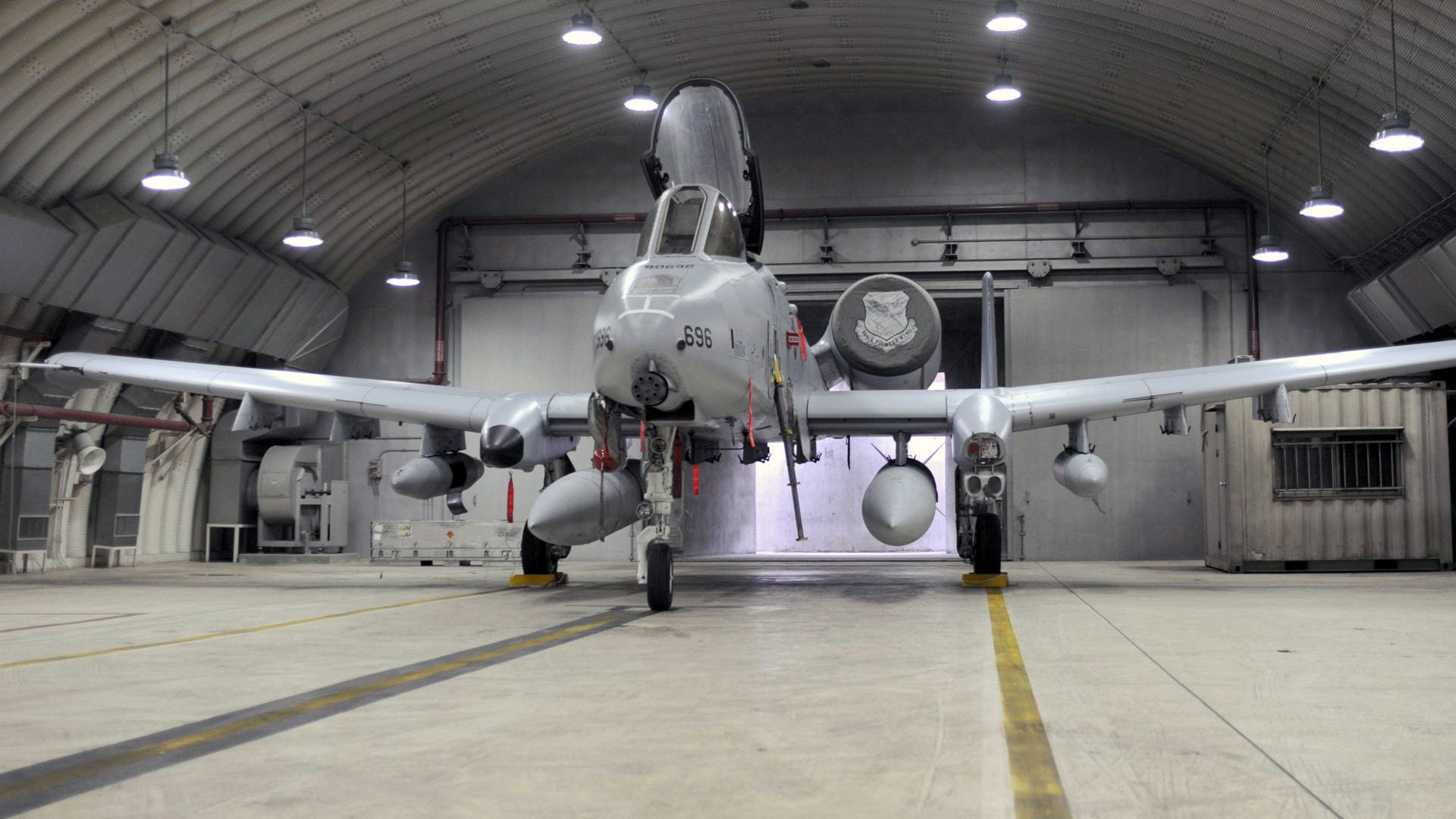 fairchild republic a-10 thunderbolt ii amerykański opancerzony pojedynczy dwusilnikowy samolot szturmowy hangar