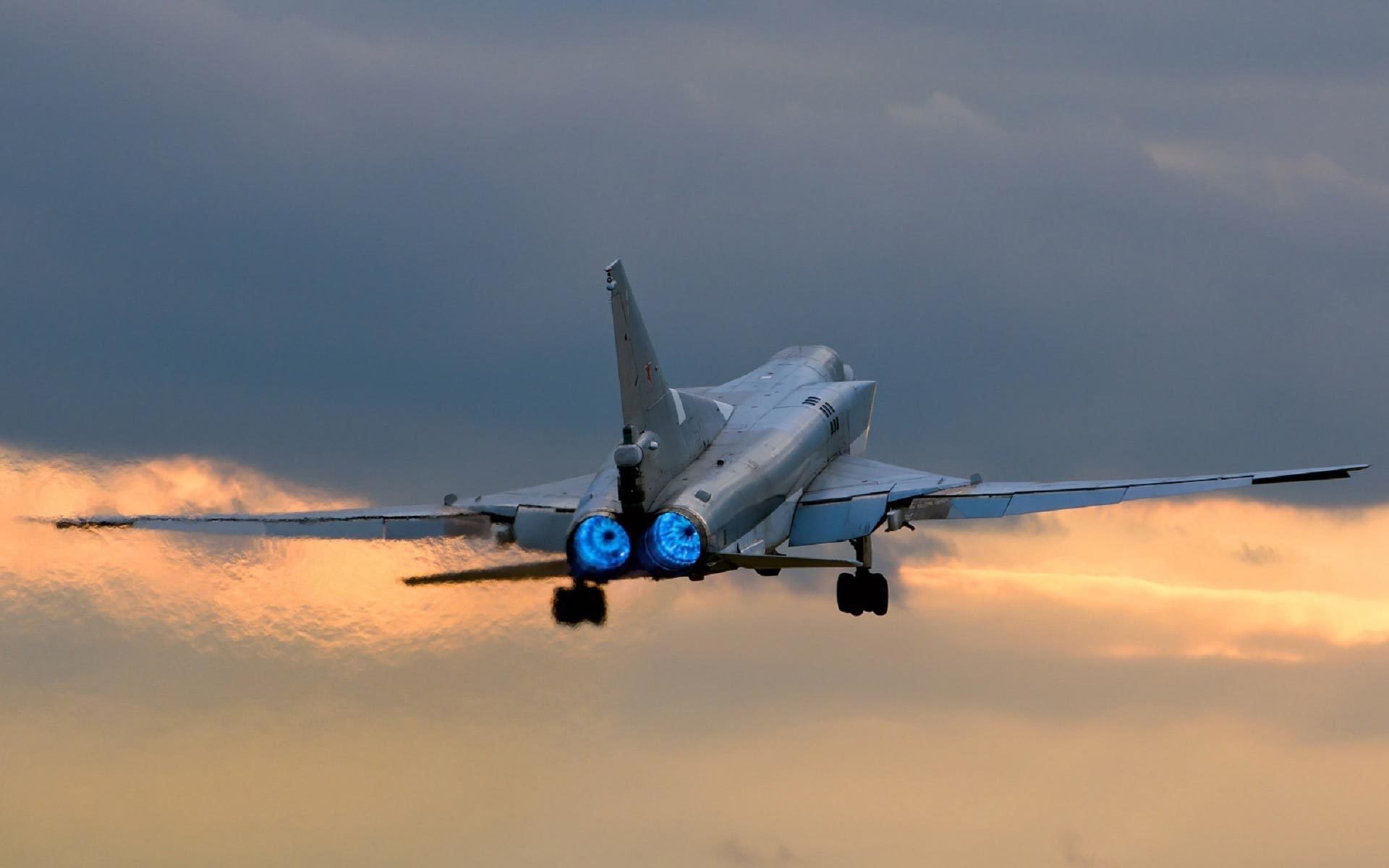 flugzeug tu-22m tu-22m backfire fernkampf überschall raketenträger-bomber variabel geometrie flügel start düsen