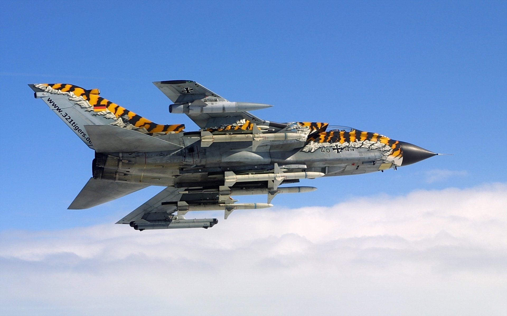 tornado avión armas