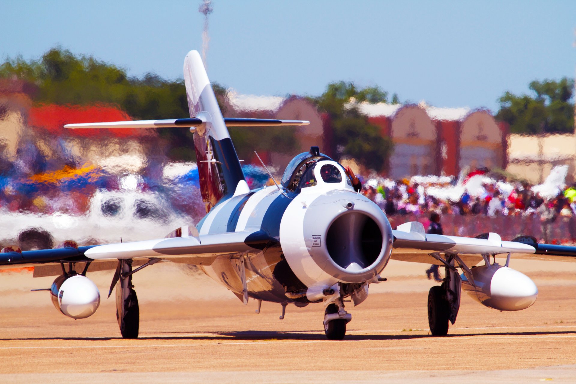 mig-17 fresque chasseur à réaction mikoyan gurevich aviation au sol nez ailes camouflage avion