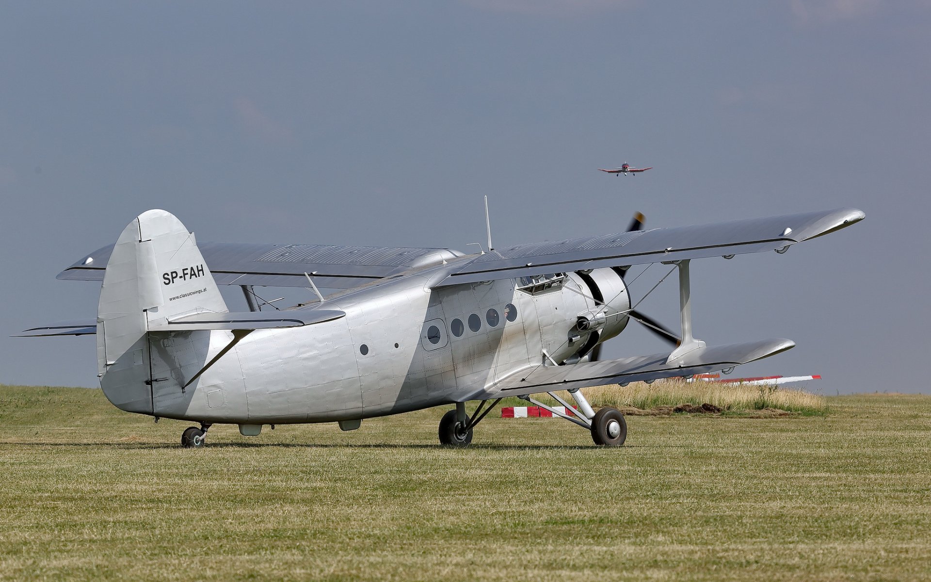 antonov an-2 multi-purpose aereo biplano campo