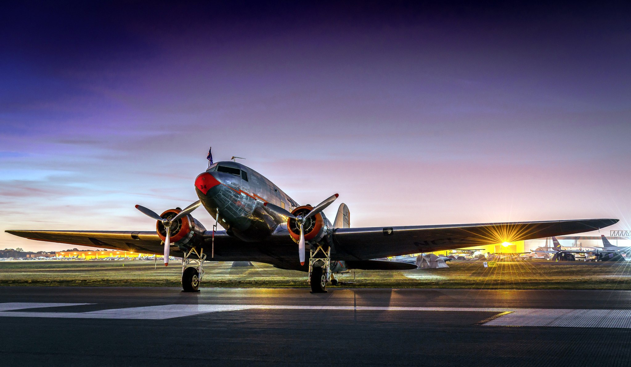 flugzeug douglas dc-3 douglas ds-3 amerikanisch nahverkehr transport zwei kolben motor eins der am meisten masse in geschichte welt luftfahrt erste flug 17. dezember 1935 begrenzt verwendet sonnenuntergang parkplatz