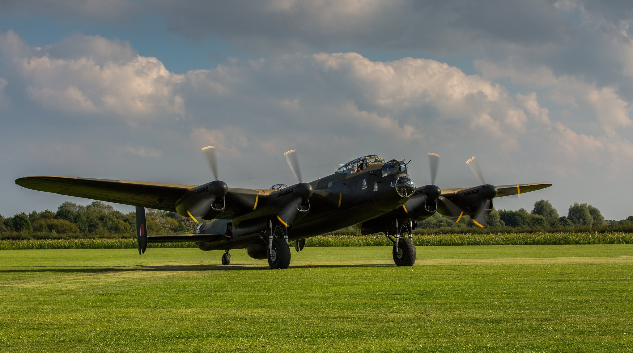 lancaster ciężki czterosilnikowy bombowiec