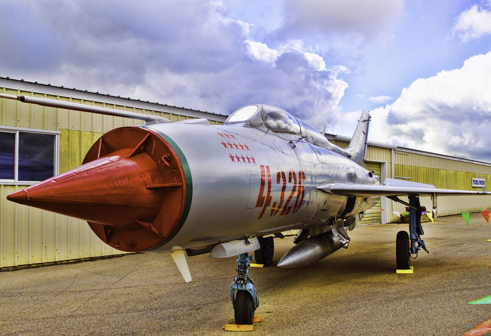 mig-21 fishbed mehrzweckjäger mikoyan gurevich überschall luftfahrt nase sterne himmel flügel grau