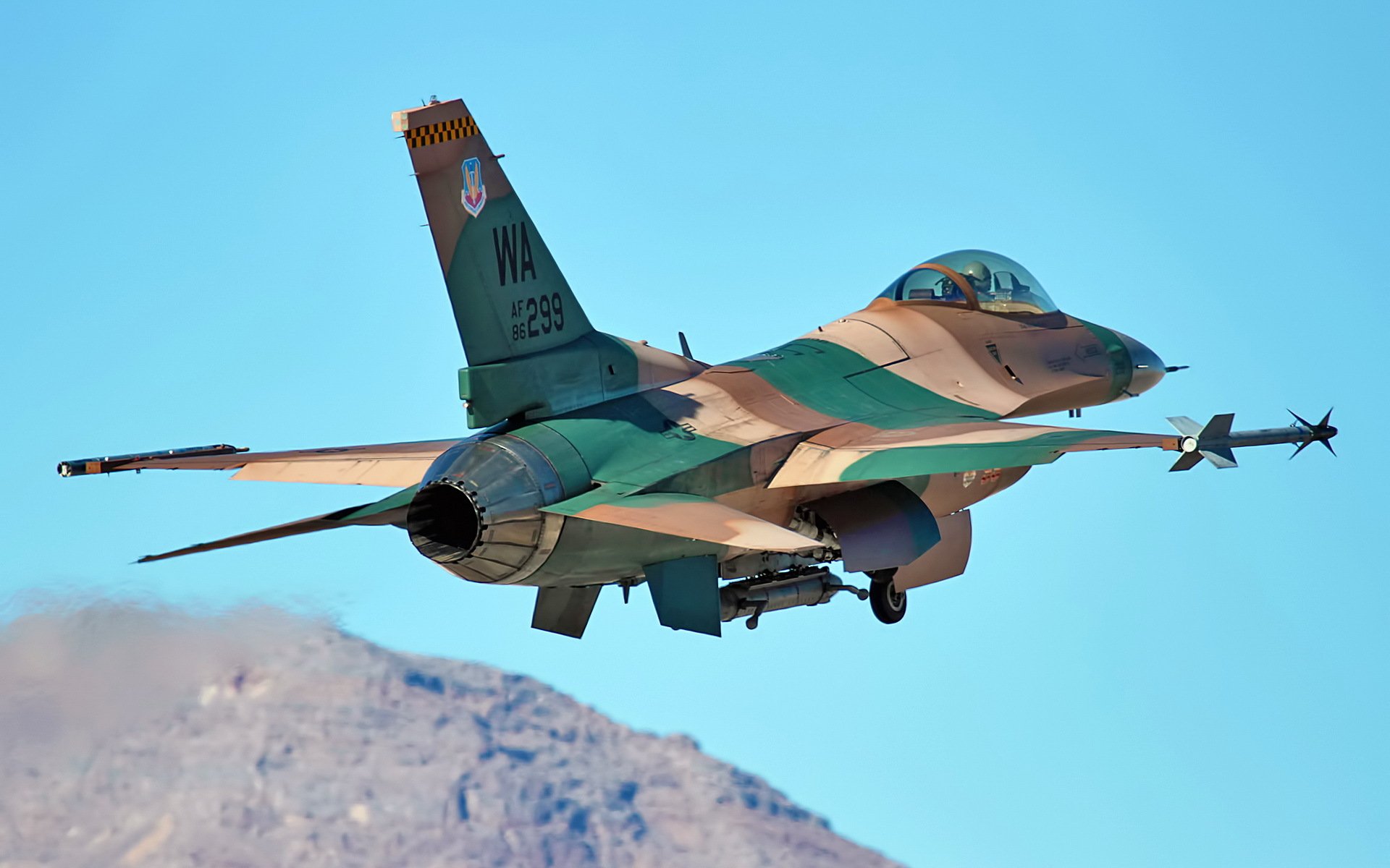 f-16 aereo armi