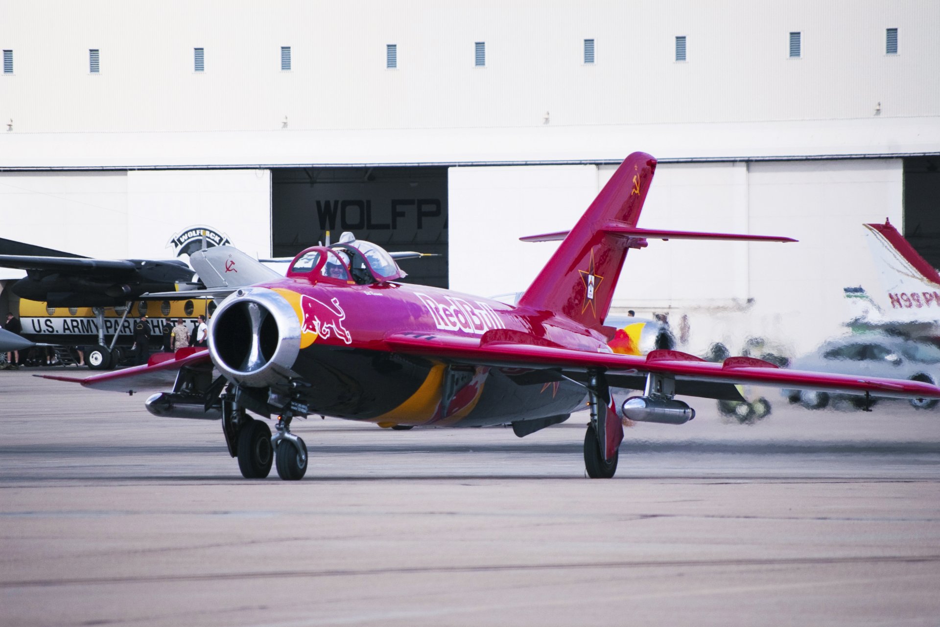 mig 17 fresco fighter jet mikoyan gurevich aviation wings red red bull